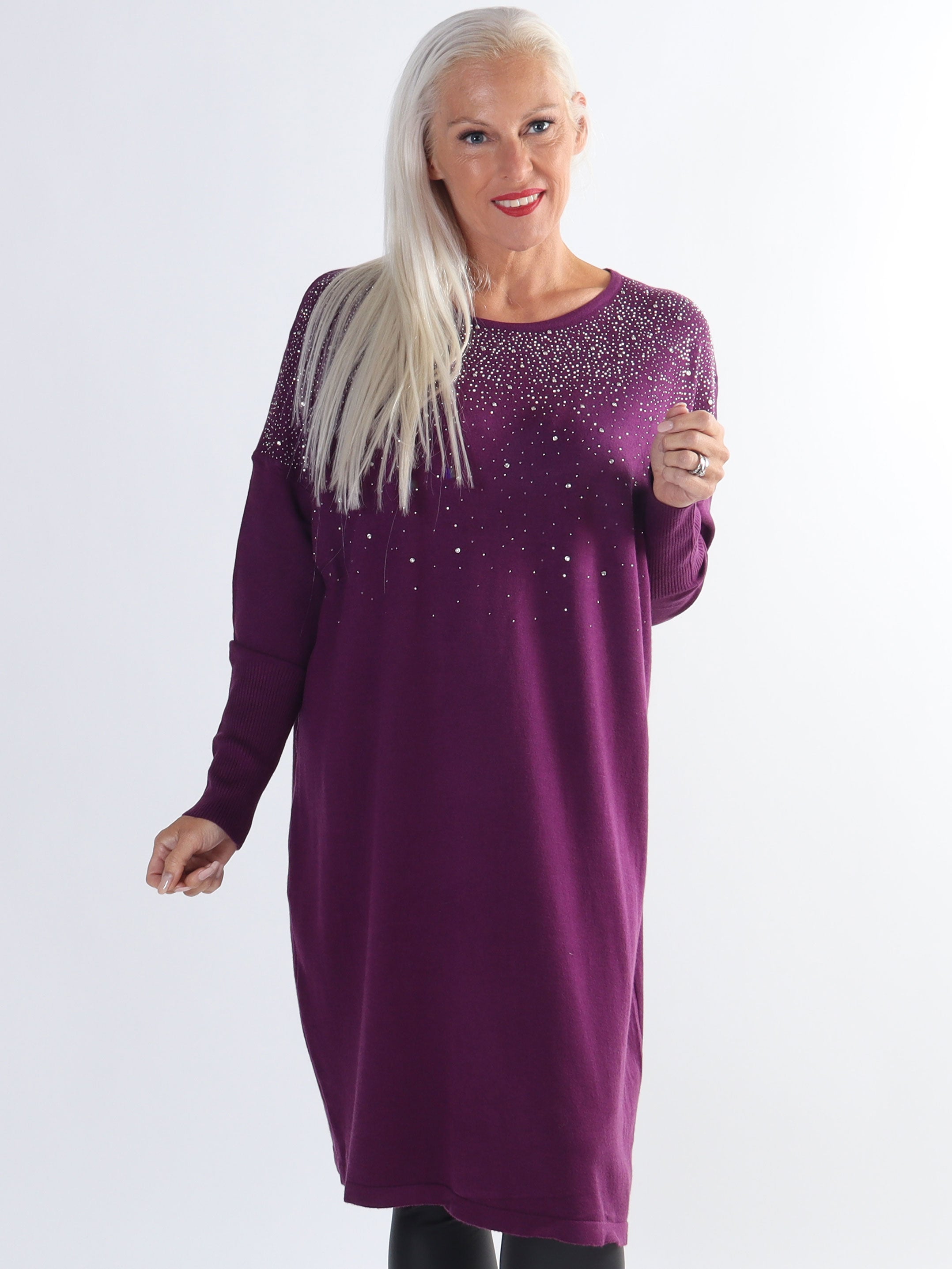 Yasha - Blød plus size strikkjole i strækbart stof pyntet med similisten